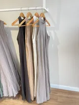 Vestido largo confeccionado en 100% lino, con cuello halter y silueta fluida en color beige.