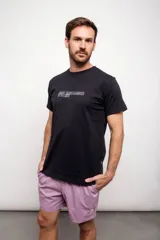 Remera negra de manga corta con estampa fotográfica en la espalda de un ciclista haciendo acrobacias.
