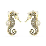 Par de aros colgantes con forma de caballito de mar, con cristales blancos y perlas engarzadas en metal dorado. Cierre de clip.