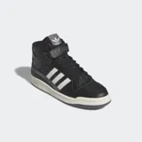 Championes Adidas Forum Mid negros con detalles en blanco y gris. Zapatillas de caña media con ajuste de cordones y tira de velcro en el tobillo.