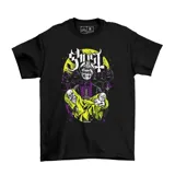 Remera negra de algodón con estampado gráfico de temática musical y personajes esqueléticos.