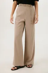 Pantalón de vestir de corte palazzo color beige.
