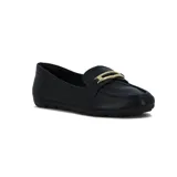 Zapato mocasín Comfortflex de cuero negro con detalle de hebilla dorada.