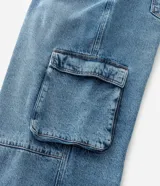 Pantalón wide leg de jean azul con bolsillos cargo laterales y recortes.