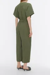 Mono largo color verde militar, de viscosa con textura, escote en V, manga corta, cierre frontal con botones a presión, bolsillos laterales y cintura fruncida con elástico.