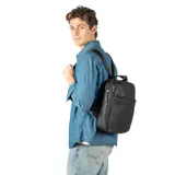 Mochila negra de cuero con cierre superior y bolsillo frontal.