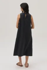 Vestido midi azul de lyocell, corte recto, sin mangas y con costuras a contratono.