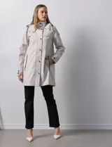Gabardina impermeable negra, marca Weatherproof, con cierre central oculto y botones a presión. Tiene bolsillos delanteros con cierre, capucha no desmontable y forro interno de abrigo desmontable.