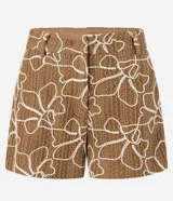 Short color marrón con estampado abstracto en blanco, texturizado, con trabillas en la cintura y cierre tradicional.