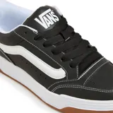 Zapatillas urbanas Vans Hylane de cuero sintético negro con detalles en blanco.