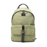 Mochila verde de tela con doble cierre, forro interior textil, compartimento para notebook pequeña y bolsillo externo con solapa.