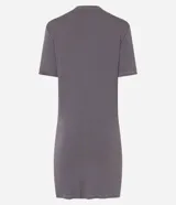 Camisón corto gris con estampado de tortas y la frase "Love Cake".