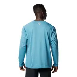 Remera de manga larga gris con logo de Columbia en el pecho y estampado en la manga.
