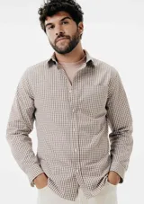 Camisa de corte slim a cuadros en color celeste, con botones y cuello clásico.