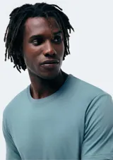 Camiseta básica de manga corta, cuello redondo y calce regular, color rojo jaspeado.