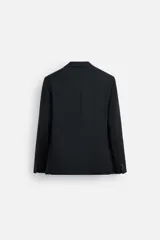 Blazer negro de lana con corte regular fit, cuello con solapas de muesca, manga larga con puños abotonados, bolsillos de vivo en pecho y de solapa en cadera, bolsillo interior, aberturas en espalda y cierre frontal con botones.