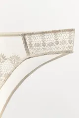 Braguita de tiro medio color beige con cintura elástica y detalle de encaje floral.