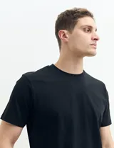 Remera de manga corta color petróleo, de corte recto y cuello redondo.