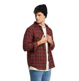 Camisa a cuadros manga larga color rojo, con dos bolsillos frontales con solapa abotonada y cuello clásico.