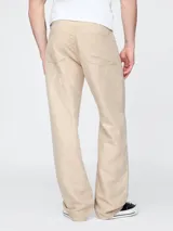 Pantalón de lino color gris oscuro, de corte amplio y tiro alto.