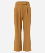 Pantalón de vestir color ocre, de corte recto, con cintura alta, bolsillos laterales y pinzas delanteras.