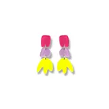 Aros coloridos con diseño geométrico, combinando tonos fucsia, lila y amarillo.