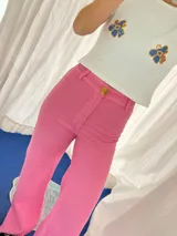 Pantalón jean blanco de corte acampanado.