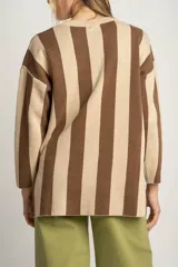Sweater de punto con rayas verticales anchas en color marrón y beige, de corte oversize y mangas largas.