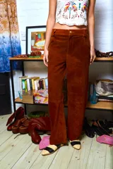 Pantalón de gamuza color marrón, de corte holgado y modelo barrel.