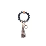 Llavero pulsera con cuentas negras, cuentas con estampado animal print y flecos de ecocuero.