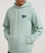 Hoodie de algodón y poliéster color verde menta, con capucha ajustable con cordón y bolsillo canguro frontal. Presenta un pequeño logo bordado en el pecho izquierdo con el texto "Urban Chill".