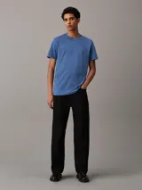 Remera azul de algodón con cuello redondo, mangas cortas y logo bordado de Calvin Klein en el pecho.