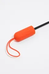 Paraguas plegable de tejido técnico con estampado animal print en tonos verdes y negros. Presenta un mango de color naranja con el logo de la marca grabado y una funda protectora con el mismo diseño.