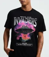 Remera regular de algodón color negro con estampado frontal de un ovni y la frase "Space Cats Invaders" en tonos rosados y morados.