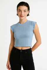 Musculosa celeste de algodón con cuello redondo y volados en los hombros.