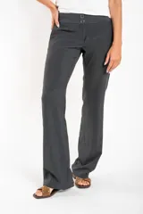 Pantalón de vestir gris oscuro, de corte recto, con cintura alta y cierre con dos botones.