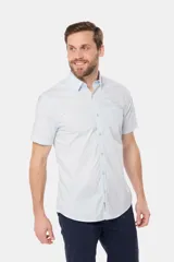 Camisa de hombre color azul marino, de manga corta, con cuello clásico, cierre frontal con botones y bolsillo en el pecho.