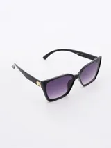 Lentes de sol negros con forma cat-eye y lentes degradadas en tonos violeta.