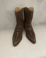 Bota corta de gamuza color marrón con tachas plateadas, taco cuadrado y punta fina.