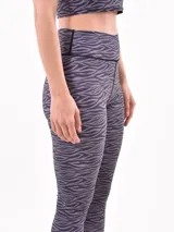 Calza larga deportiva con estampado de cebra en tonos de gris y negro.