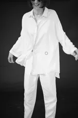 Pantalón verde oliva de tencel, corte carrot, con elástico y cordones en la cintura.