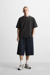 Camiseta negra de corte cuadrado, con cuello redondo, mangas cortas y efecto lavado.