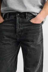 Pantalón de jean azul de corte recto, con cinco bolsillos, efecto lavado y cierre frontal con botones.