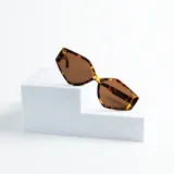 Lentes de sol con montura geométrica carey y lentes marrones. El logo de la marca está impreso en la patilla.
