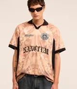 Remera masculina oversized de poliéster con cuello en V y solapa. Presenta mangas cortas, estampa angelical y lettering.
