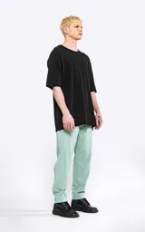 Pantalón recto color verde agua, con calce regular, bolsillos laterales, cintura elástica y cordón ajustable.