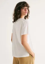 Blusa de manga corta color marrón.