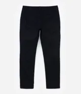 Pantalón de vestir marrón, de corte skinny, con bolsillos laterales y traseros. Se ajusta a la cintura con cinturón de cuero marrón.