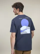 Remera azul marino de algodón con estampado en la espalda de un paisaje con un sol y montañas en tonos celeste, gris y blanco. Tiene la inscripción 'Benson & Thomas' en la parte superior.