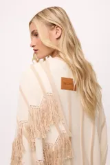 Ruana negra con flecos de algodón.